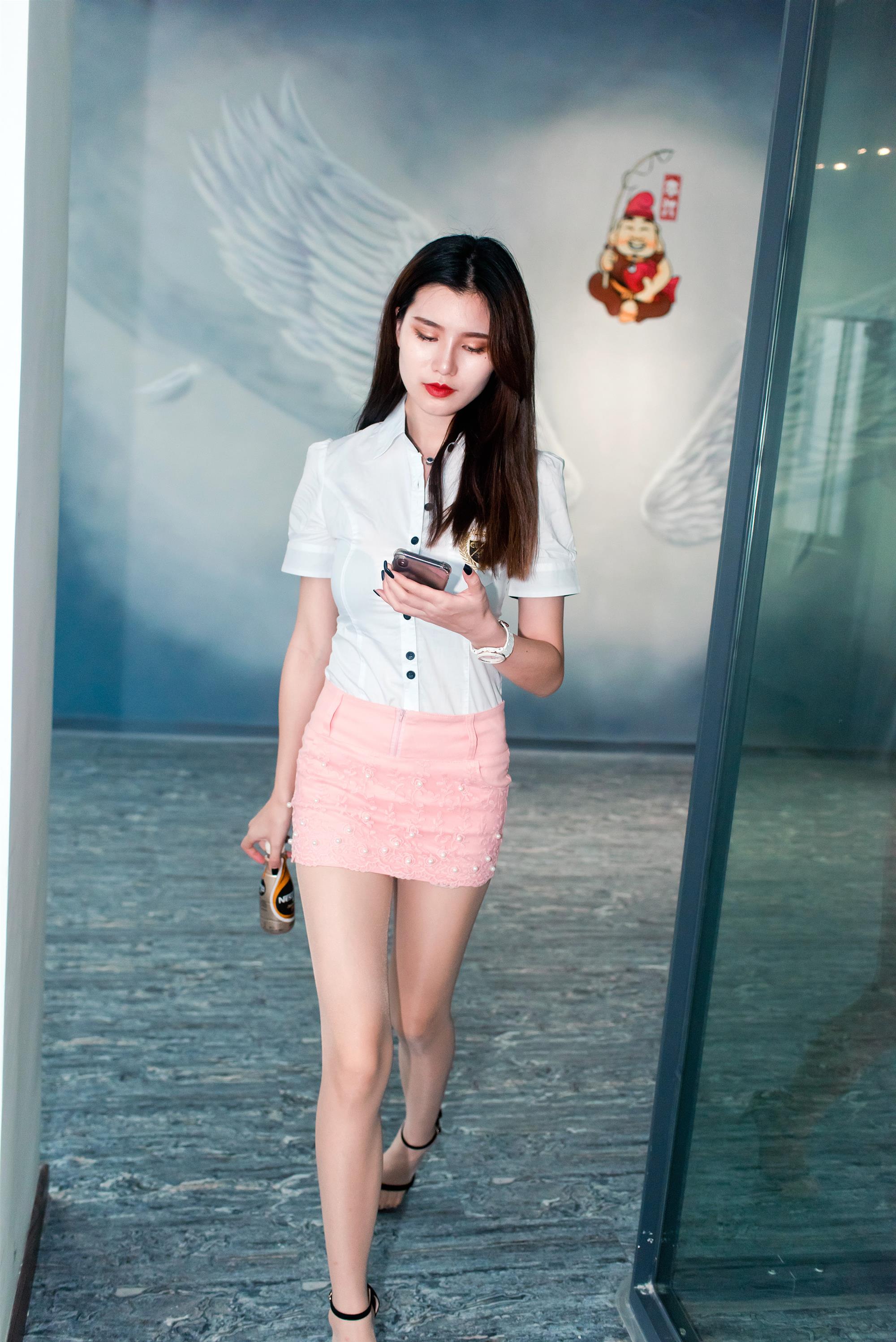 Street 2023.01.22 pink miniskirt - 4.jpg
