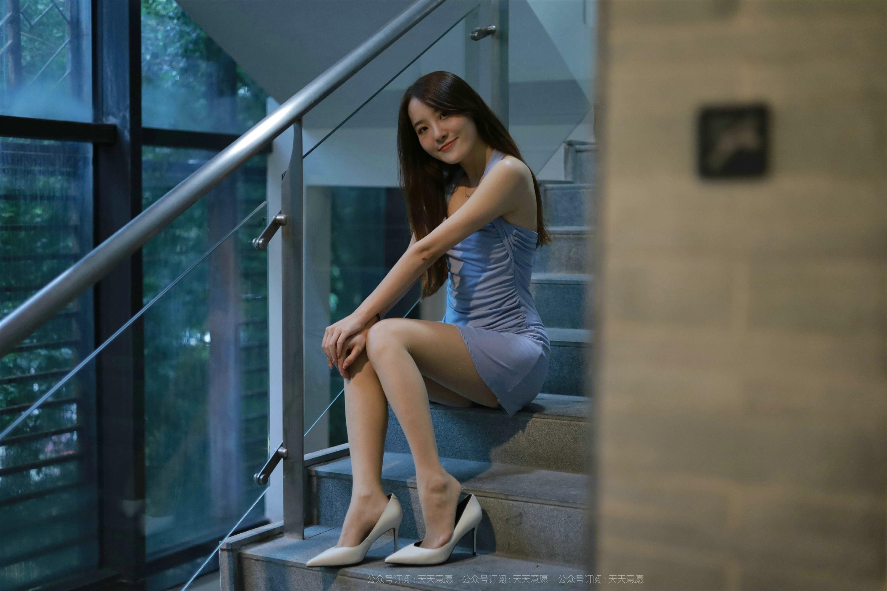 IESS 异思趣向 模特 婉苹 楼梯间的蓝衣美女 - 7.jpg