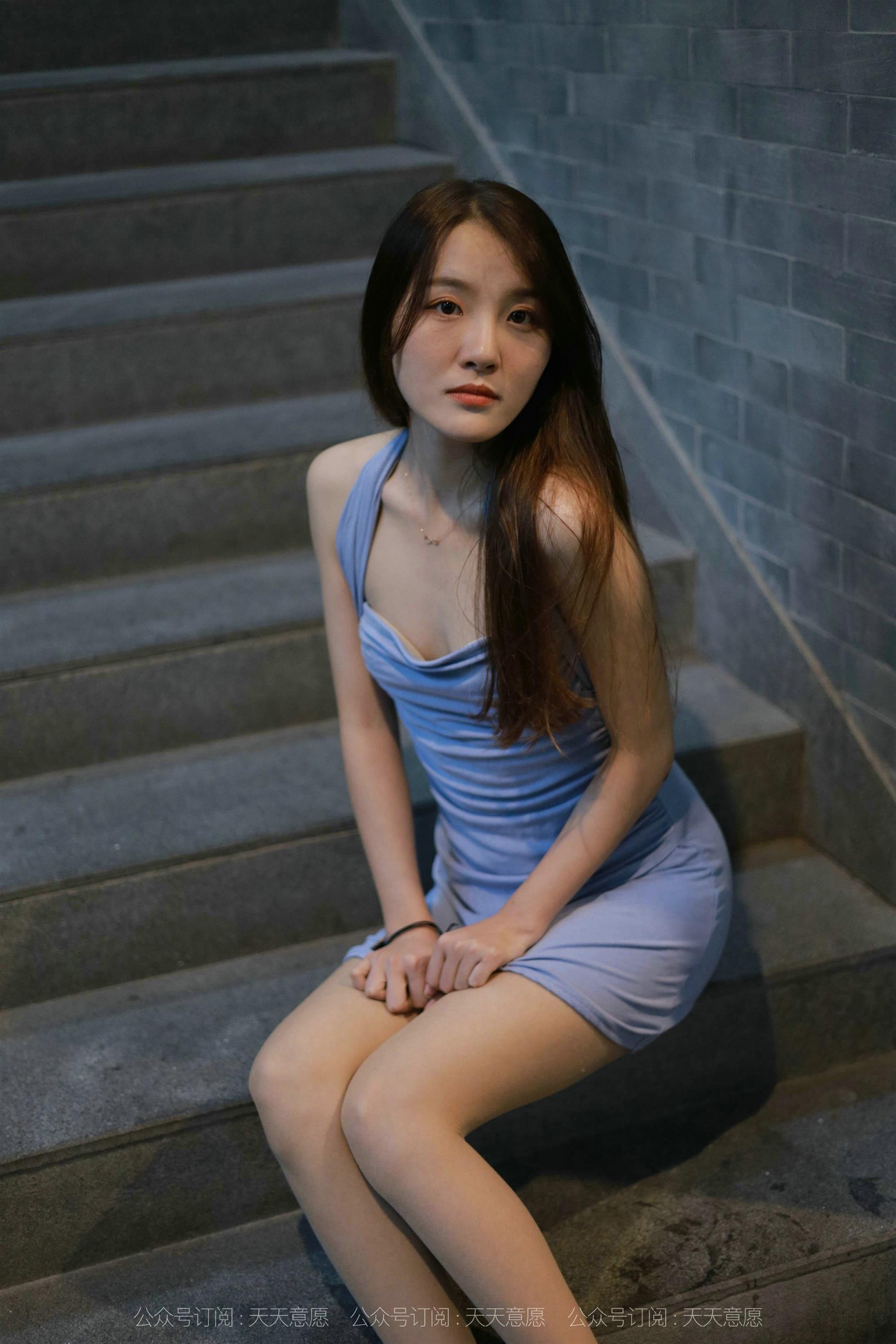 IESS 异思趣向 模特 婉苹 楼梯间的蓝衣美女 - 56.jpg