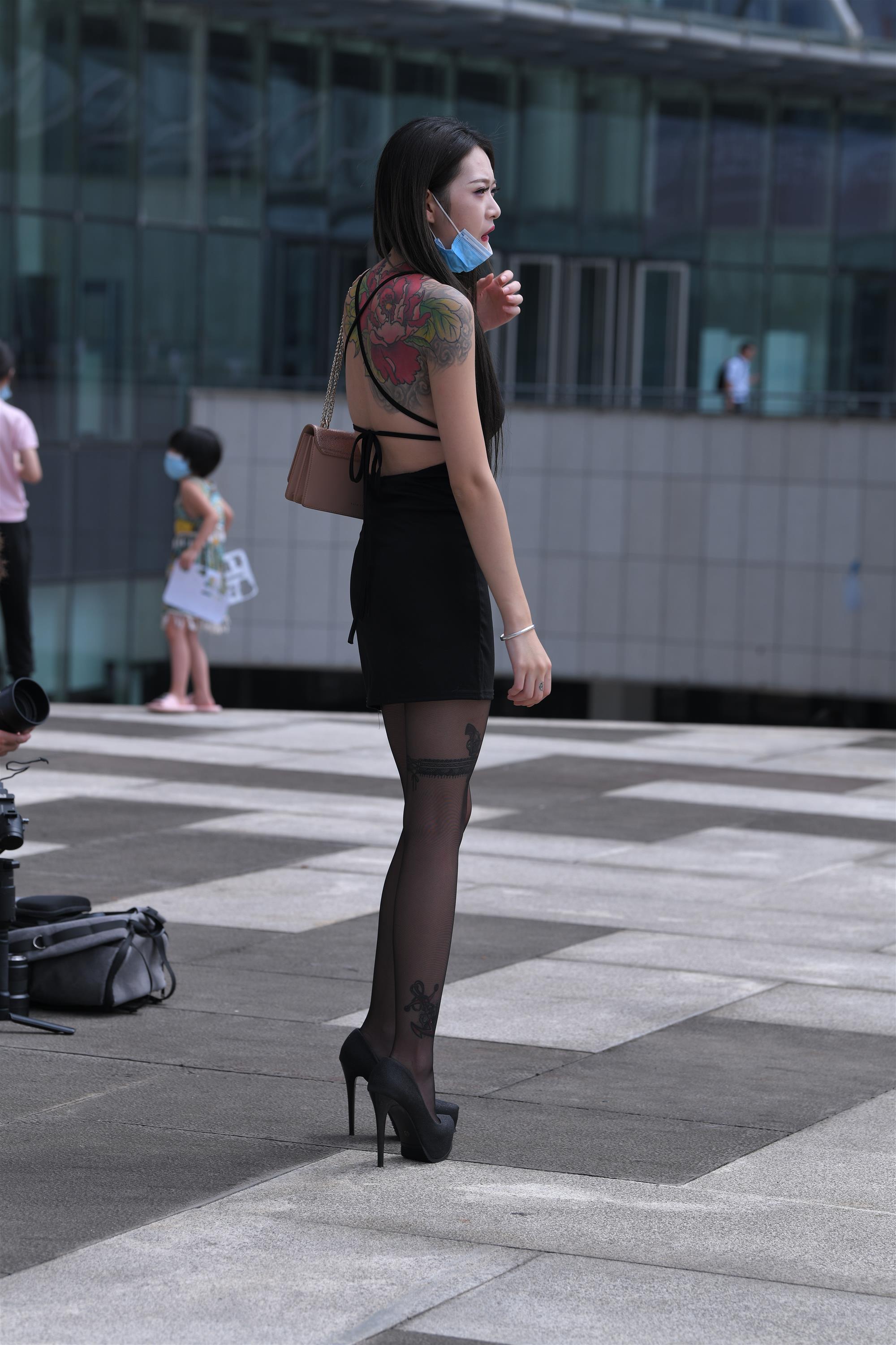 Street black stockings and high heels - 15.jpg
