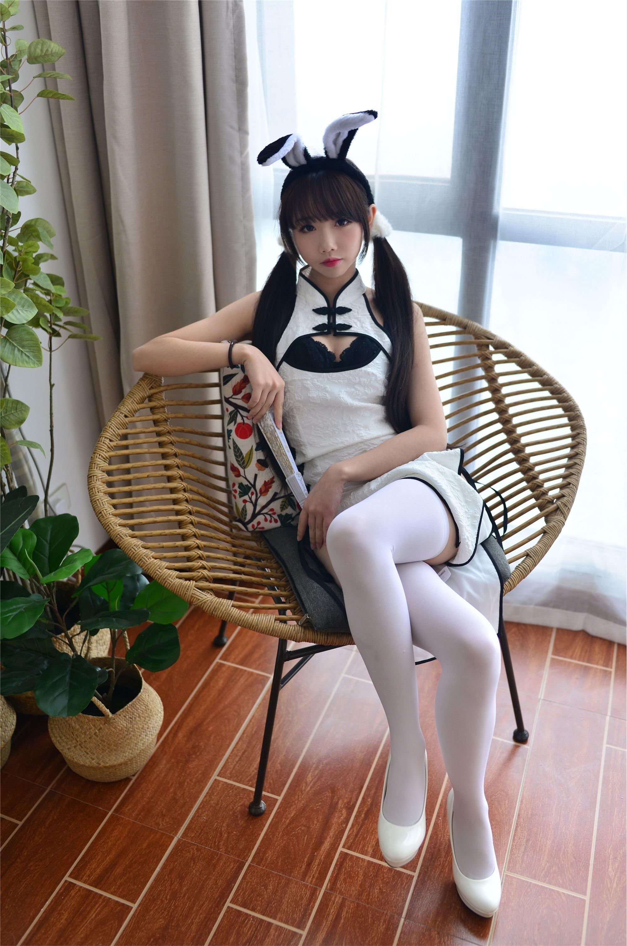 Cosplay Girl Xue Qi chi-pao - 1.jpg