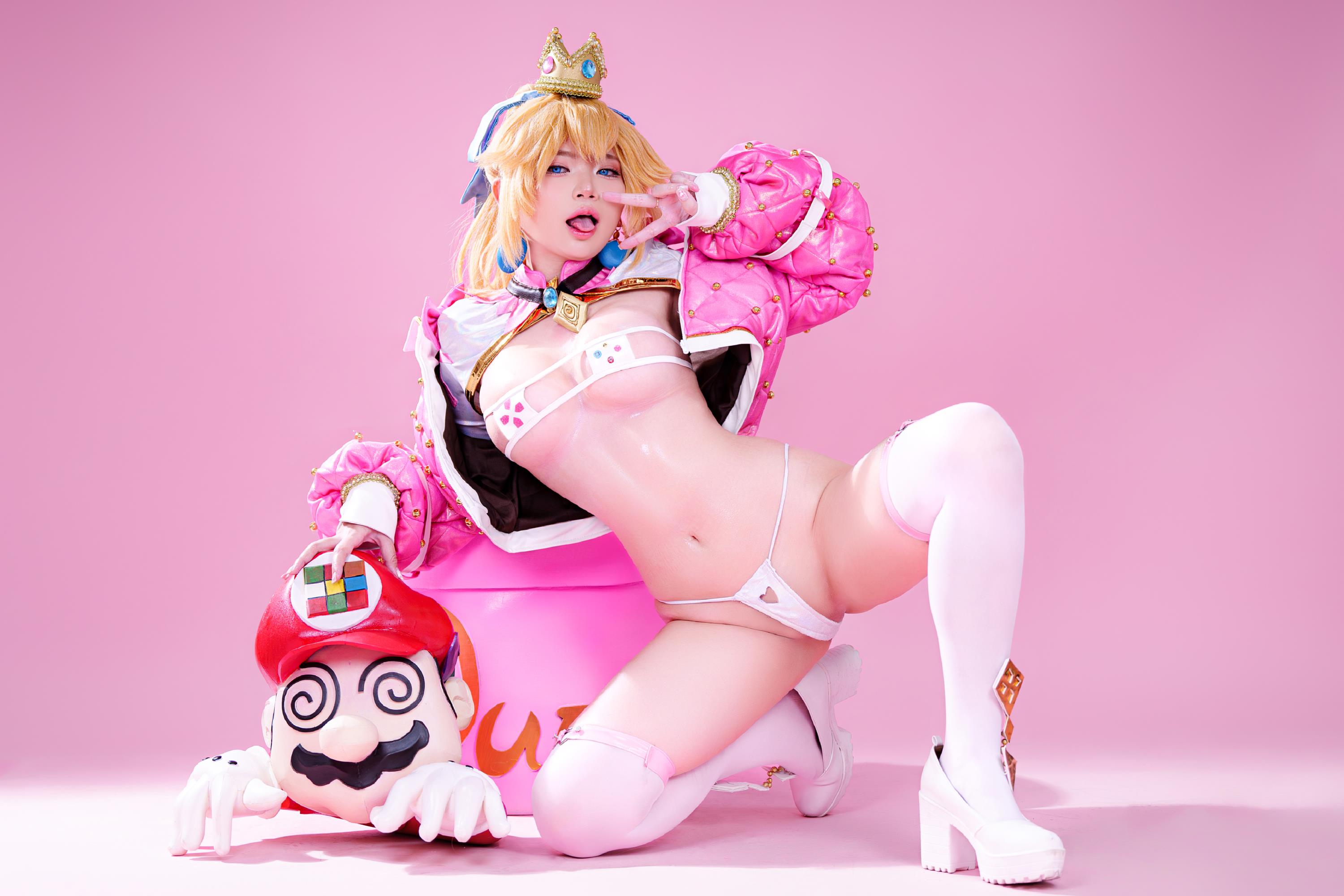 Cosplay ZinieQ Princess Peach figure - 17.jpg