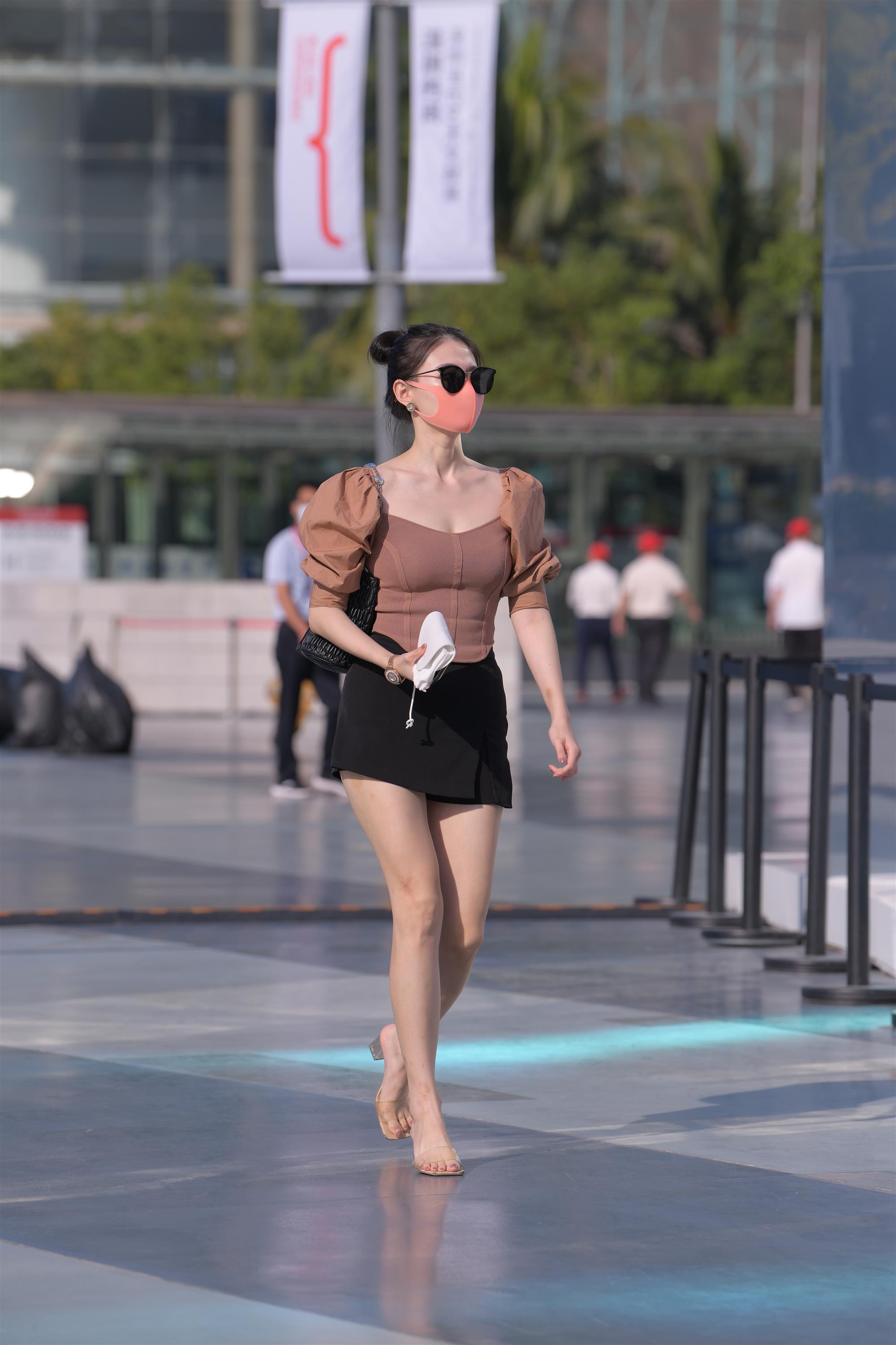 Street lady in sunglasses - 4.jpg
